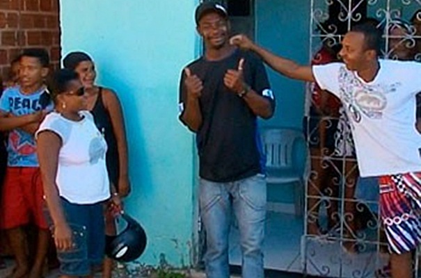 Após o susto, Gilberto celebra a vida ao lado de amigos e familiares (Foto: Reprodução/ TV Subaé)