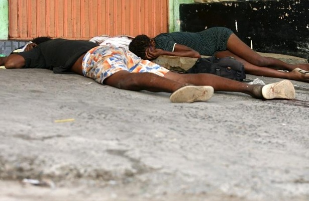 Quatro corpos foram encontrados na Avenida Jorge Amado, no Imbu&iacute;, Salvador, nesta sexta-feira (3) (foto: Raul Spinass&eacute;/Ag&ecirc;ncia a Tarde/AE)