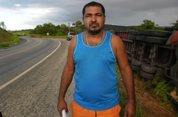 O motorista da carreta, Hamilton Loureiro, saiu ileso do acidente.