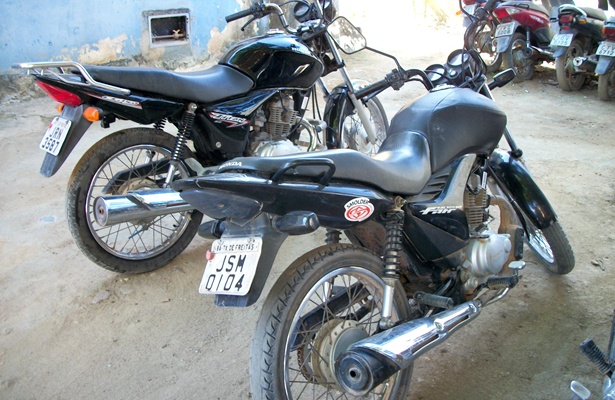 Segundo a pol&iacute;cia, uma dos motos apresentou restri&ccedil;&atilde;o de furto/roubo, j&aacute; a outra estava com a documenta&ccedil;&atilde;o irregular