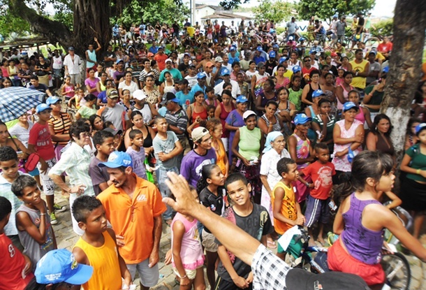 Uma multid&atilde;o se concentrou em frente ao supermercado para acompanhar os sorteios. 