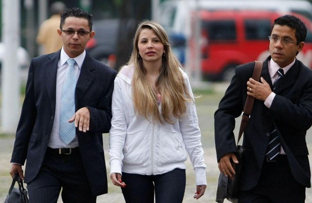 Nayara, ao centro, na chegada do F&oacute;rum de Santo Andr&eacute;, nesta segunda-feira (13)