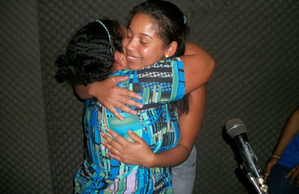 Momento em que dona Genir encontra pela primeira vez com a neta Daniela, que ela n&atilde;o conhecia.