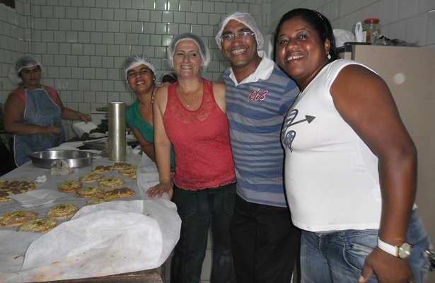 Frei Miguel ao lado das volunt&aacute;rias da irmandade cat&oacute;lica