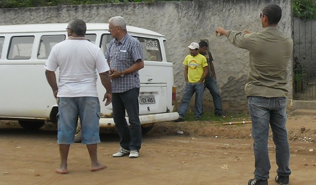 O prefeito esteve no local, se reuniu com os propriet&aacute;rios das Kombi, e prometeu resolver o problema j&aacute; no pr&oacute;ximo dia 10