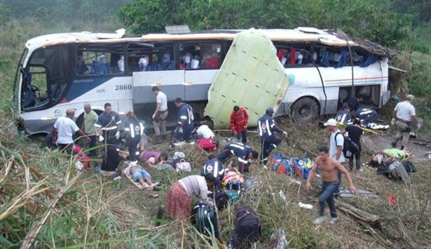 O &ocirc;nibus capotou e caiu em uma ribanceira (Foto: giroemipiau | Divulga&ccedil;&atilde;o)