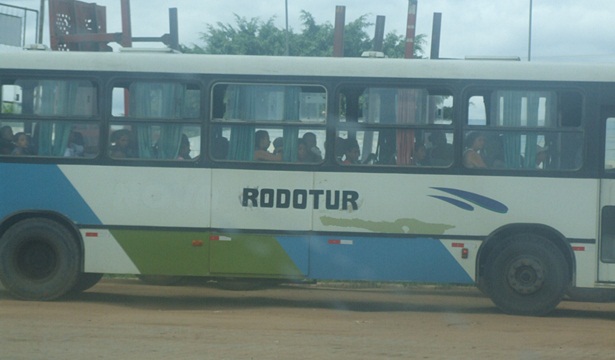 Um dos ônibus já lotado de pessoas seguindo para Itabela