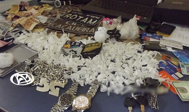 Segundo a pol&iacute;cia, foi apreendido um quilo e meio de drogas, entre crack, maconha e coca&iacute;na, al&eacute;m de tr&ecirc;s ve&iacute;culos e tr&ecirc;s motocicletas, na opera&ccedil;&atilde;o