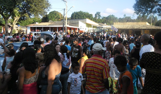 Uma multid&atilde;o come&ccedil;ou a se aglomerou na Pra&ccedil;a Maring&aacute; &agrave; espera de J&uacute;nior Dap&eacute;