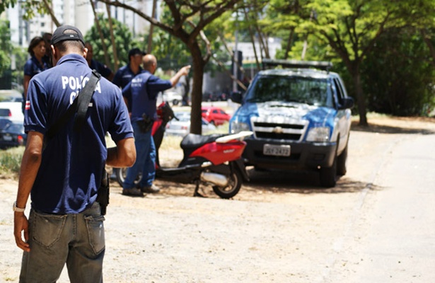 Policiais fazem per&iacute;cia no local onde PC morreu, em Salvador (Foto: Egi Santana/G1)