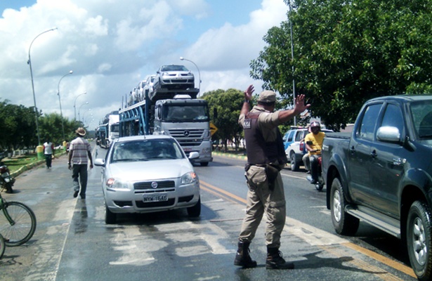 A Pol&iacute;cia Militar esteve no local para controlar o tr&acirc;nsito (Fotos: Clerison de Oliveira)