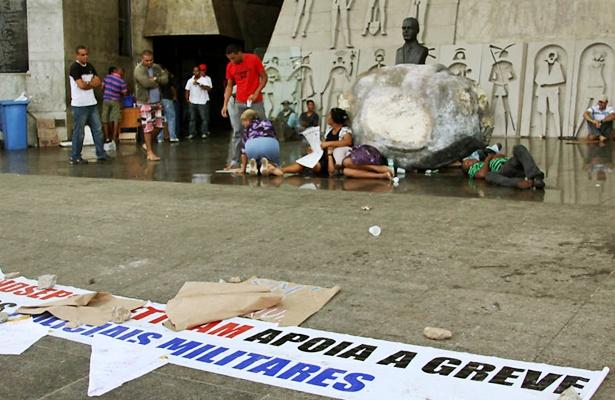 Policiais grevistase seus familiares dormem no ch&atilde;o em frente &agrave; Assembleia Legislativa da Bahia 