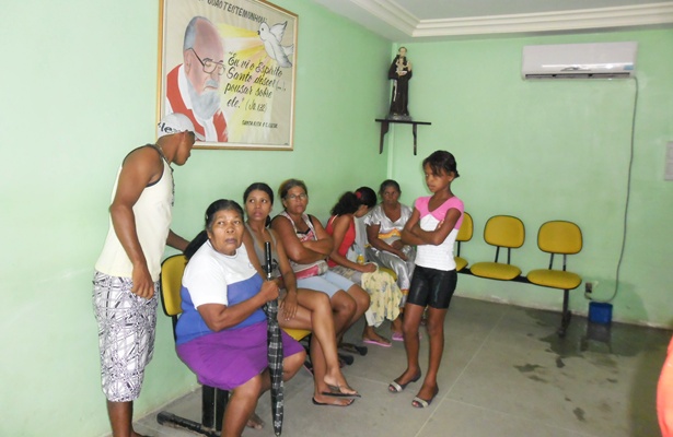 Pacientes ficaram aguardando por horas na recep&ccedil;&atilde;o para serem atendidos