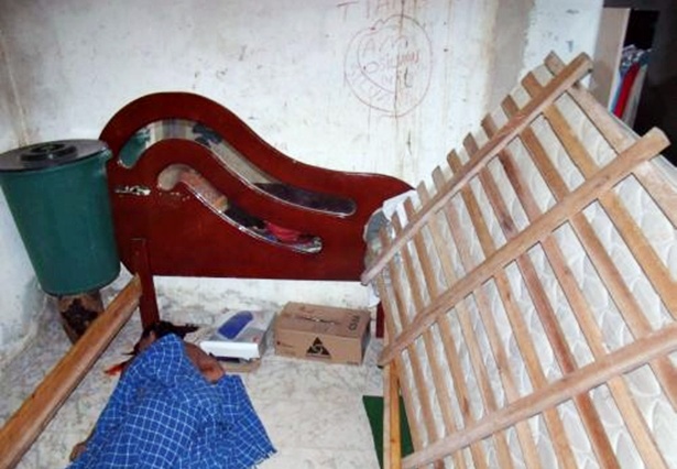 O pai de santo ainda se escondeu debaixo da cama, mas os bandidos puxaram o colch&atilde;o e o executaram.