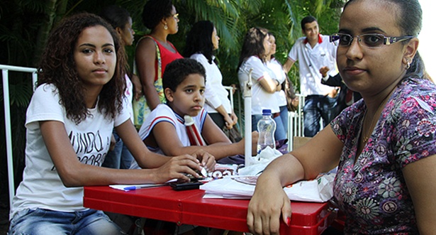 Pais e alunos da rede estadual que estavam acampados em frente &agrave; Governadoria