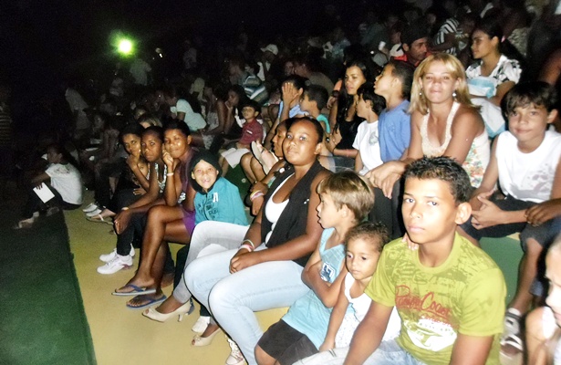 O espet&aacute;culo foi acompanhado por milhares de pessoas