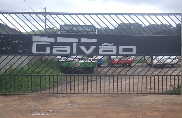 Os &ocirc;nibus escolares permanecem estacionados no p&aacute;tio da empresa Galva&atilde;o, empresa que presta os servi&ccedil;os de transporte escolar