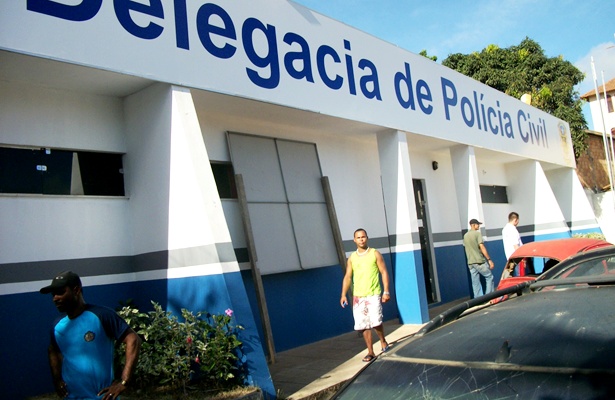 Amigos e familiares da v&iacute;tima estiveram na delegacia de Itabela na manh&atilde; desta segunda (16)