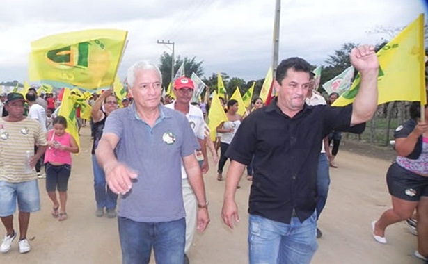 Carib&eacute; e seu candidato &agrave; vice, Professor Mauro, percorreram v&aacute;rias ruas do centro e de v&aacute;rios bairros da cidade acompanhados por centenas de pessoas