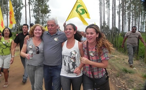Durante o percurso, v&aacute;rios eleitores e simpatizantes de Carib&eacute; demonstraram apoio &agrave; sua candidatura