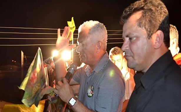 O evento teve seu encerramento no bairro da Bacia, onde Carib&eacute;, durante seu discurso, fez quest&atilde;o de tecer diversas ofenasas e xingamentos ao tamb&eacute;m candidato J&uacute;nior Dap&eacute;
