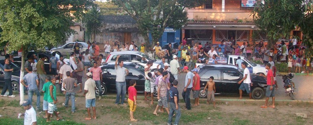 Centenas de pessoas se reuniram em frente ao escrit&oacute;rio de campanha de J&uacute;nior Dap&eacute;, aguardando o resultado do julgamento
