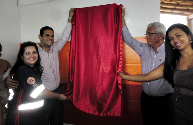 Momento do ato de solenidade de descencerramento da placa inaugural
