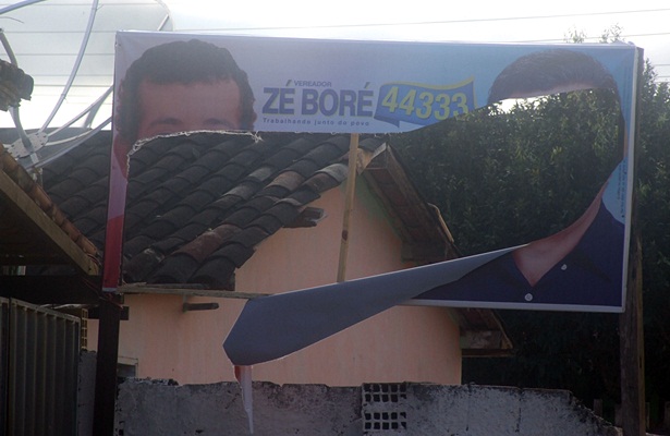 As placas dos candidatos a vereador da coliga&ccedil;&atilde;o n&atilde;o foram poupadas
