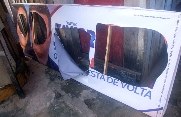 As placas destru&iacute;das foram rasgadas