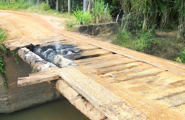 Cansados de esperarem por provid&ecirc;ncias do poder p&uacute;blico, os moradores resolveram por fogo na ponte em forma de protesto