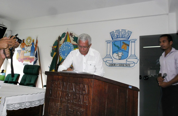 Prefeito de Itabela, Osvaldo Gomes Carib&eacute;, assinando acordo