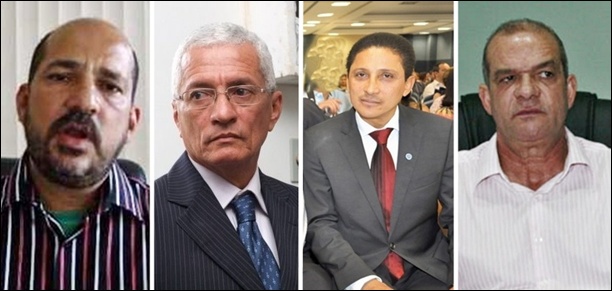 Da esquerda para a direita: Rob&eacute;rio Oliveira, prefeito de Eun&aacute;polis; Osvaldo Gomes Carib&eacute;, de Itabela; Gilberto Abade, de Porto Seguro e Ademar Pinto, prefeito de Guaratinga.