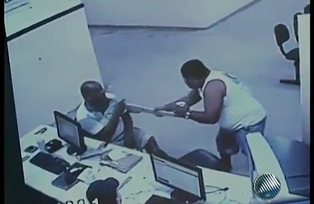 Momento em que dois, dos tr&ecirc;s policiais civis, provavelmente simulam o que teriam feito com o preso
