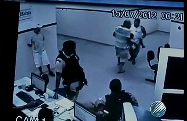 Nessa imagem Ricardo aparece sendo carregado pelos policiais, j&aacute; desacordado