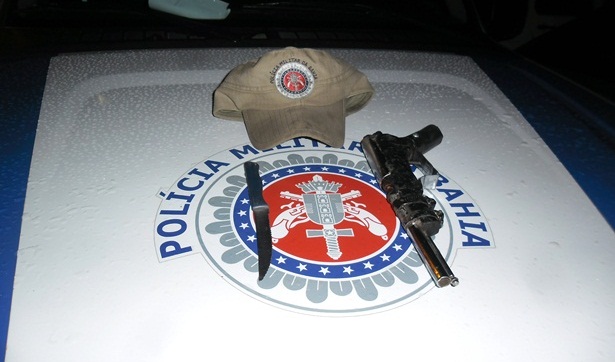 A pol&iacute;cia apreendeu com os jovens uma arma de fabrica&ccedil;&atilde;o caseira do tipo garrucha e uma faca de mesa