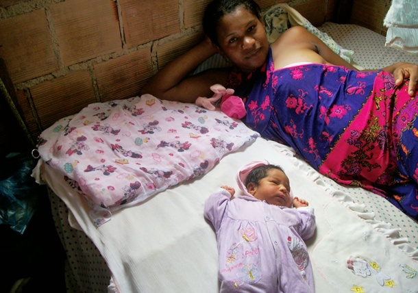 A jovem Joscilene ao lado da pequena Evelyn - a primeira crian&ccedil;a a nascer no ano de 2012 em Itabela.