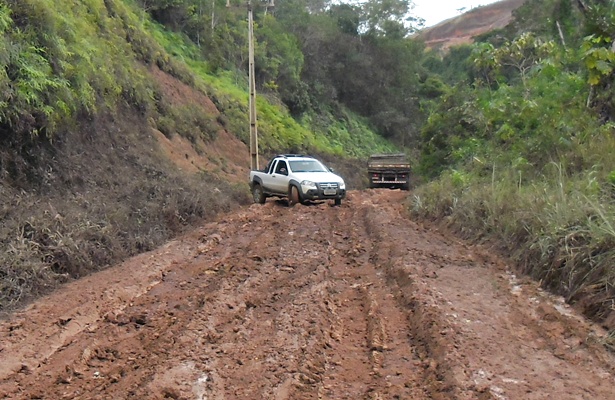 Motoristas que utilizam a estrada enfrentam enormes dificuldades para trafegar em meio ao enorme atoleiro que se formou no local
