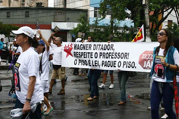 Professores carregam cartaz chamando o governador Jaques Wagner de ditador
