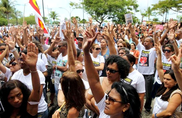 Professores fazem protesto em Salvador, na Bahia / L&uacute;cio T&aacute;vora/Ag&ecirc;ncia A Tarde/AE