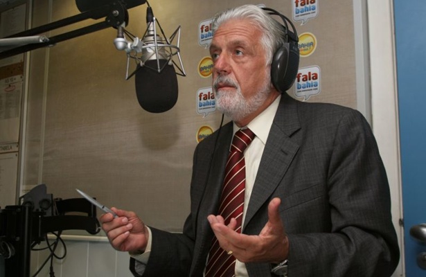 O governador Jaques Wagner durante o seu programa de r&aacute;dio &ldquo;Conversa com o Governador&rdquo;