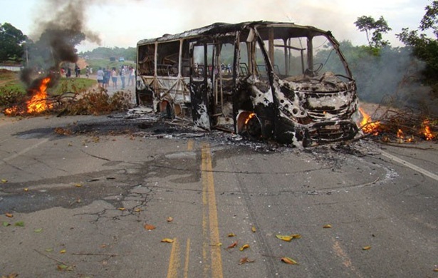 &ocirc;nibus incendiado