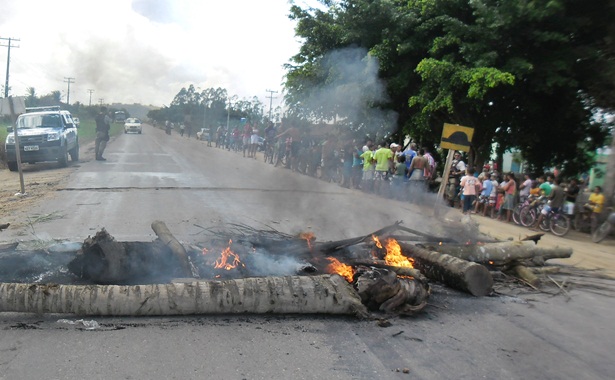 Os moradores do bairro fizeram uma barricada com pneus e toras de madeira em chamas para interditar a rodovia