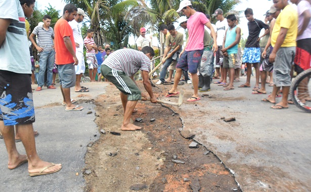 Os moradores do bairro queriam que fossem contru&iacute;dos no local dois quebra-molas