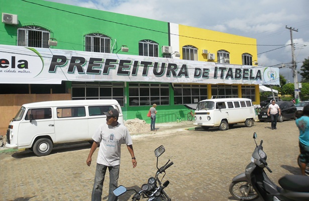 Os motoristas iniciaram o protesto em frente &agrave; Prefeitura Municipal de Itabela