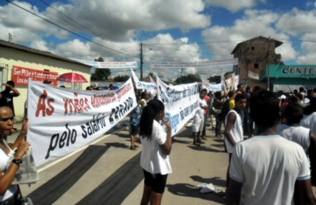 Alunos e professores protestaram em frente ao col&eacute;gio que tamb&eacute;m estava sendo inaugurado pelo governador