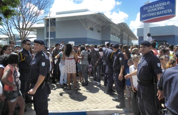 A imprensa e a popula&ccedil;&atilde;o foram impedidas de entrar nas depend&ecirc;ncioas do col&eacute;gio Ant&ocirc;nio Batista para acompanharem a inaugura&ccedil;&atilde;o