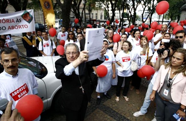 Manifestantes antiaborto partiram da catedral da S&eacute;; Justi&ccedil;a liberou panfletos