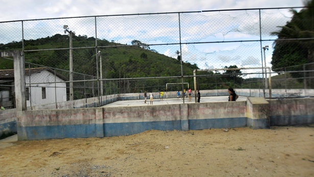 Depois de mais tr&ecirc;s anos do autal gestor tomar posse, a quadra de esportes de 'Motinho'', al&eacute;m de estar em total estado de abandono, ainda continua com as cores da antiga gest&atilde;o