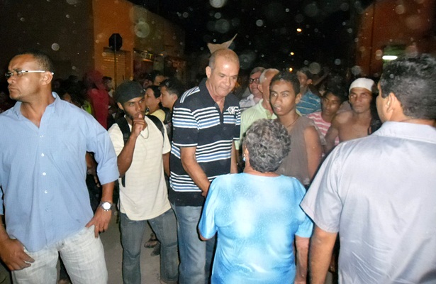 Ademar Pinto sendo recebido por moradores do distrito de S&atilde;o Jo&atilde;o do Sul