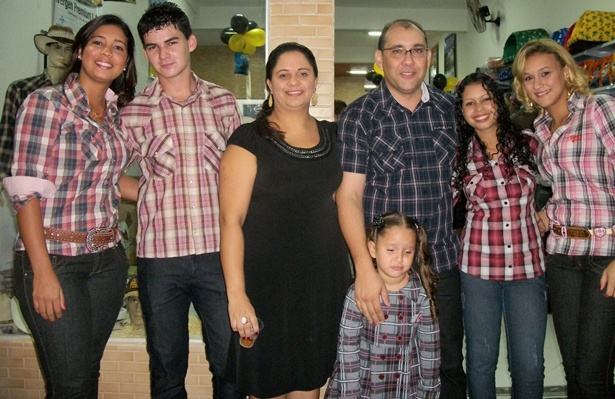 Os prietários Robson Rodrigues e Viviane Costa (centro) ao lado de seus colaboradores